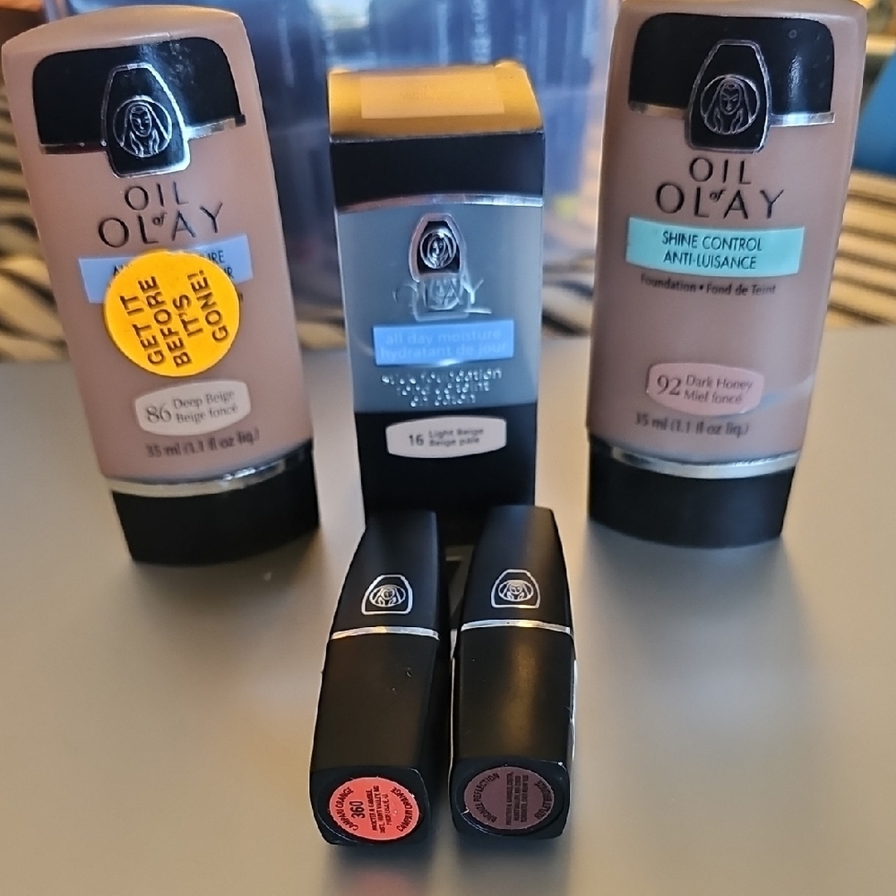 Oil of Olay Foundation and Lipstick Set